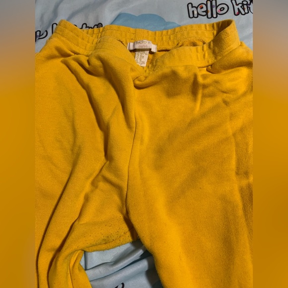 Super cute and cheap yellow sweatpants, extremely comfortable for your kid - Picture 2 of 6